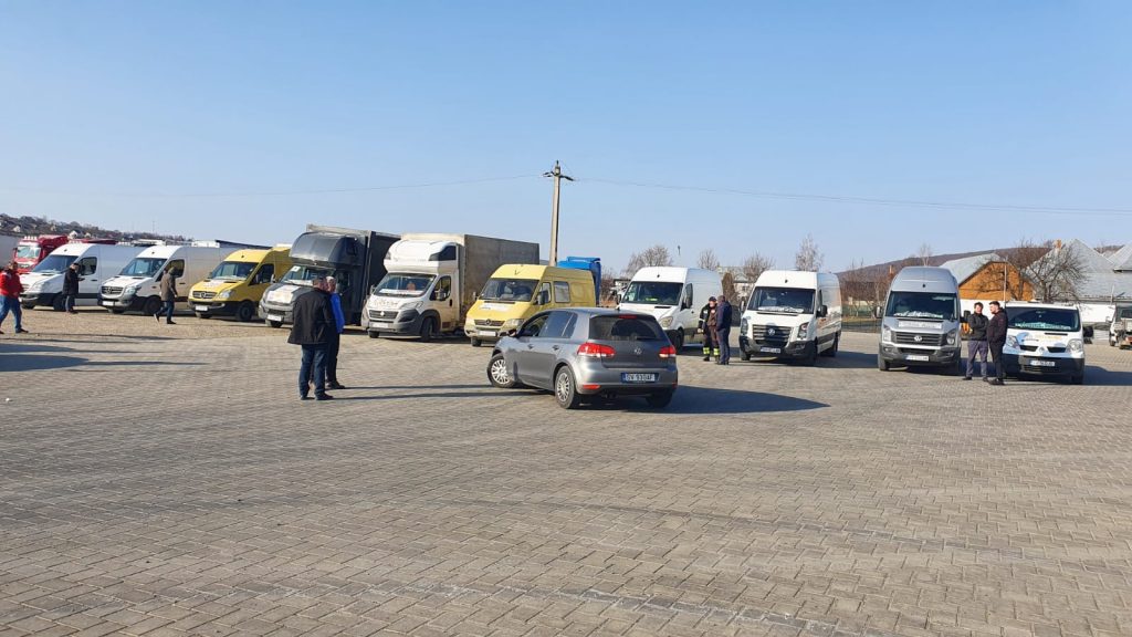 Zusammenarbeit mit Sozialwerken 11 10 Erster Konvoi 10 Fahrzeuge starten in die Ukraine 1024x576 1