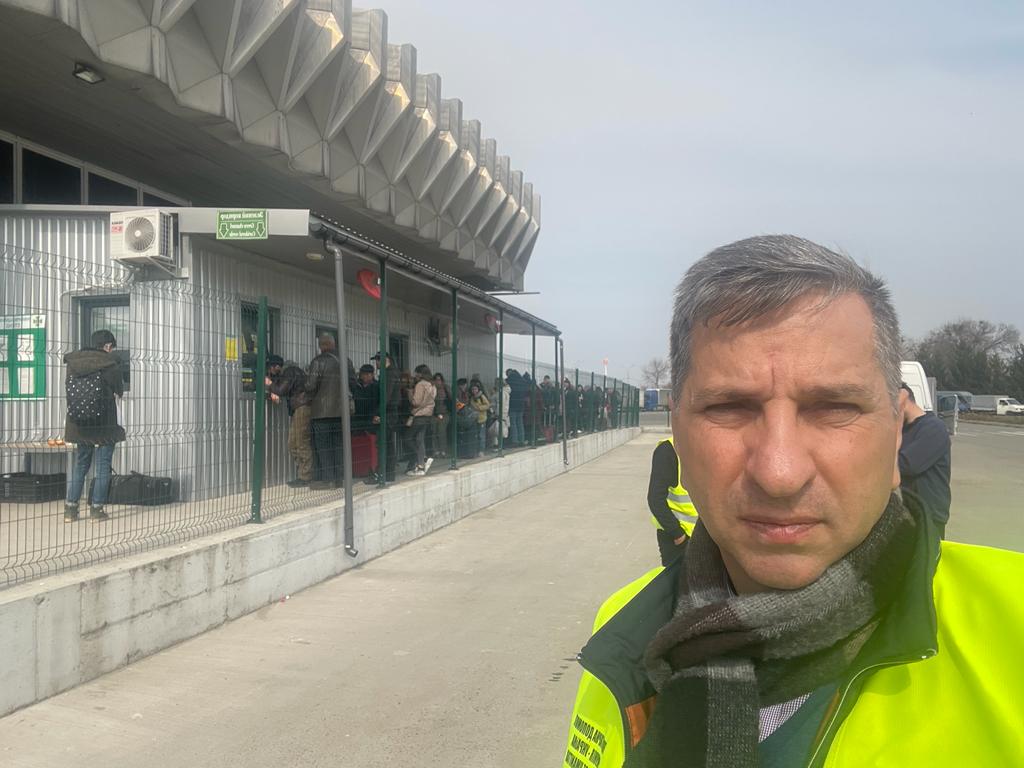 Zusammenarbeit mit Sozialwerken 12 11 Daniel unser Hauptmitarbeiter an der Grenze im Hintergrund der nicht endende Fluechtlingsstrom