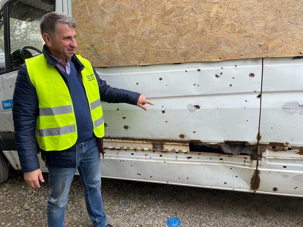 Zusammenarbeit mit Sozialwerken 13 12 Bei der Weiterfahrt ins Kriegsgebiet von Bombensplitter getroffen