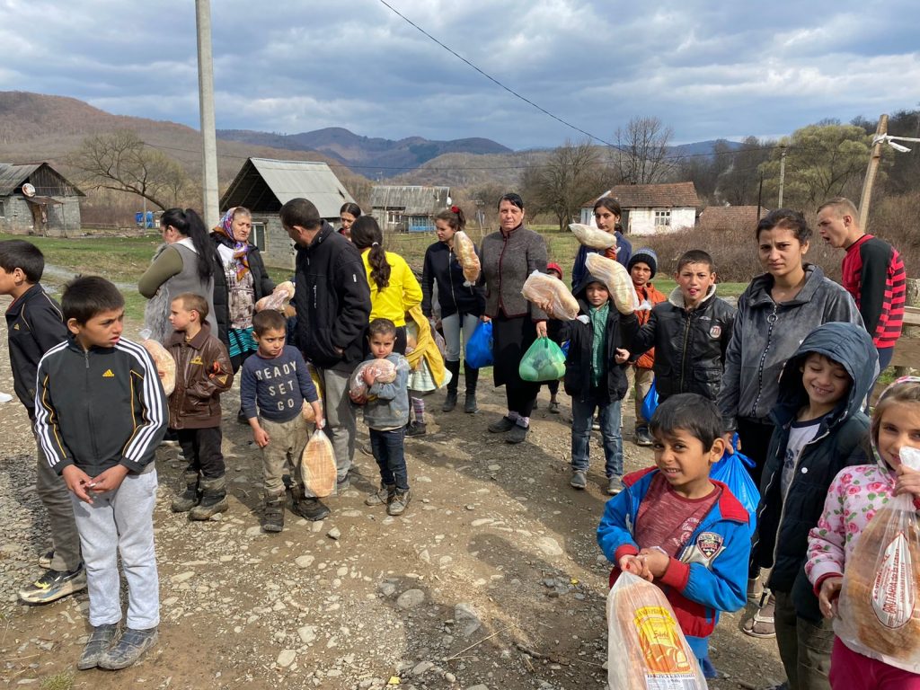 Zusammenarbeit mit Sozialwerken 14 13 Beim Verteilen unserer Hilfsgueter in der Ukraine 1024x768 1