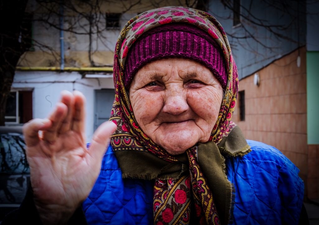 Zusammenarbeit mit Sozialwerken 18 17 Dankbare Oma. Sie freut sich ueber unsere Untersuetzung 1024x723 1