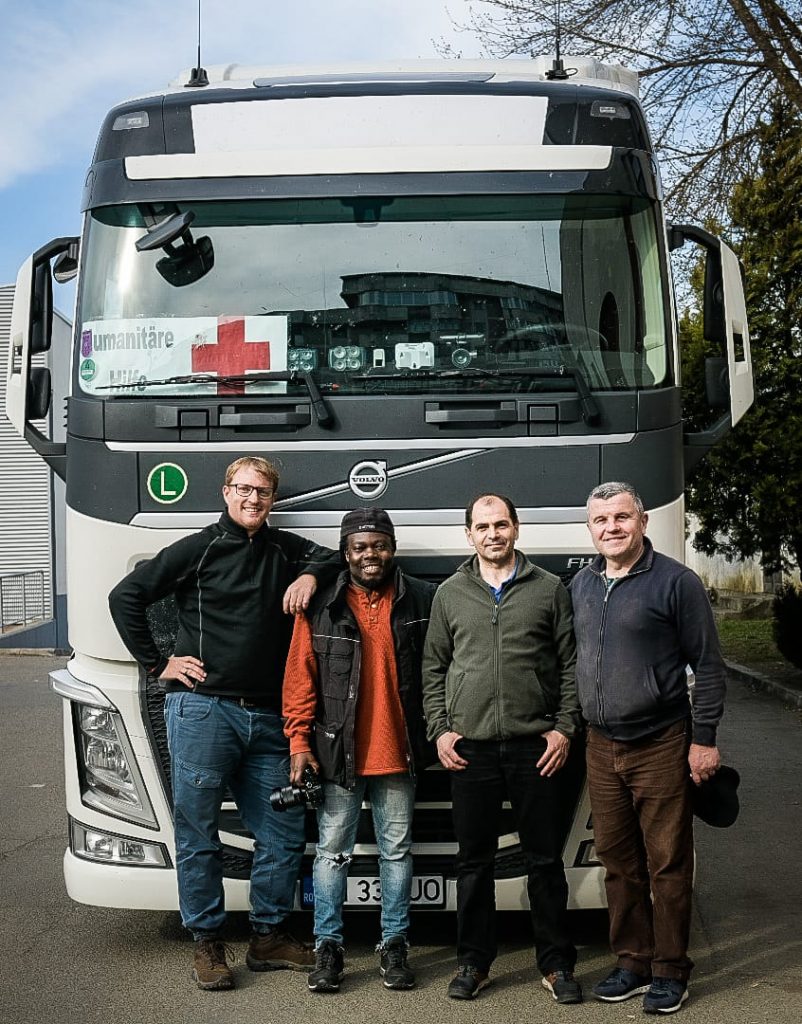 Zusammenarbeit mit Sozialwerken 19 18 Unser Filmteam Rayn und Papi Lkw Fahrer und Leiter der Suppenkueche in Pascani 802x1024 1