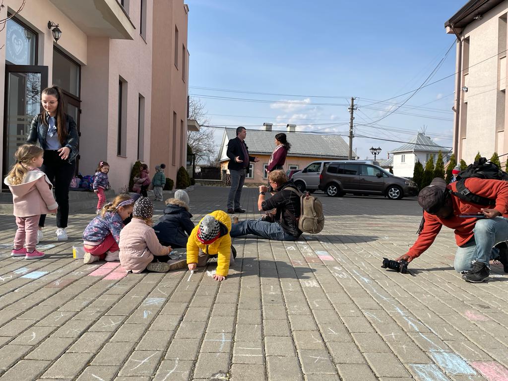 Zusammenarbeit mit Sozialwerken 20 19 Filmteam in einem Fluechtlinkscamp in Radauti Rumaenien