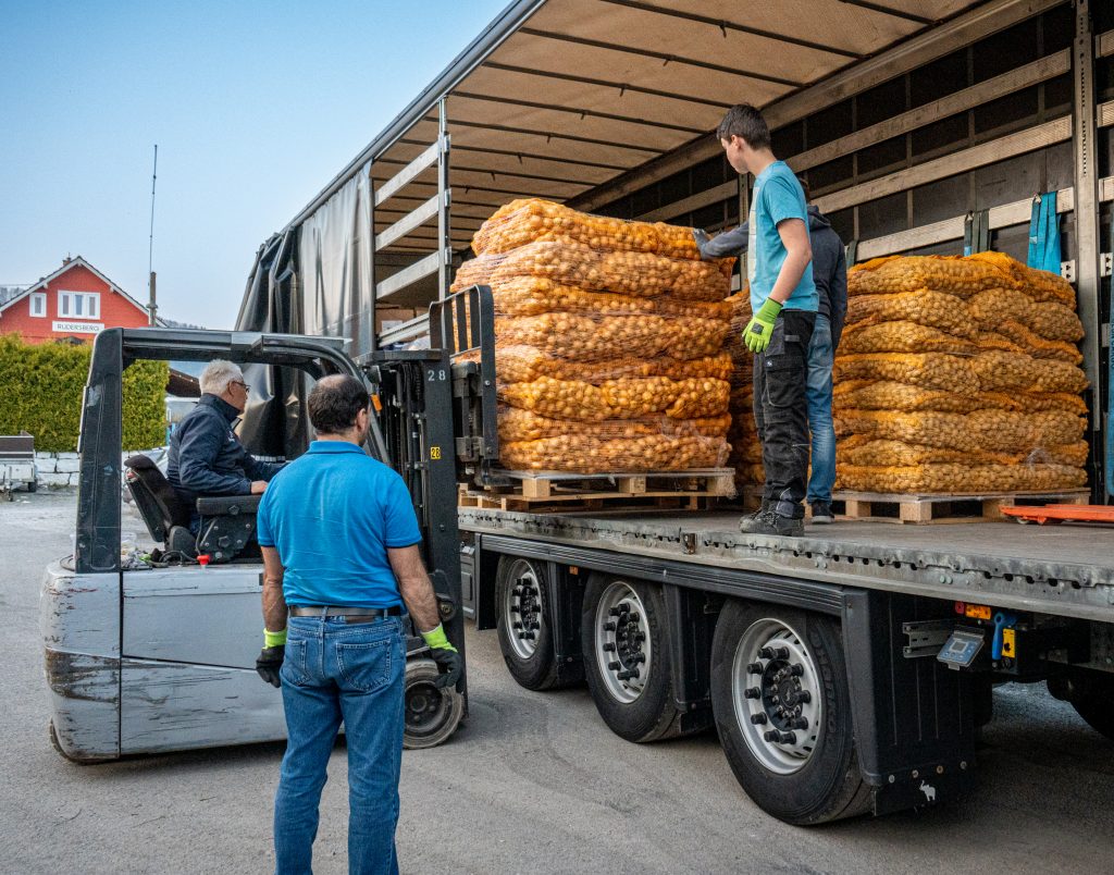 Zusammenarbeit mit Sozialwerken 3 2 Beladen eines Lkws mit Hilfsguetern 1024x804 1