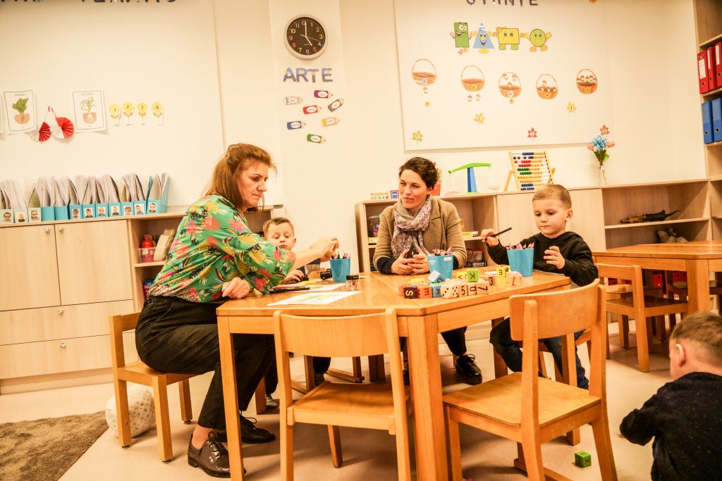 Zusammenarbeit mit Sozialwerken 25 25 In zwei unserer Kindergaerten wurden ukrainische Gruppen eroeffnet 1024x683 1