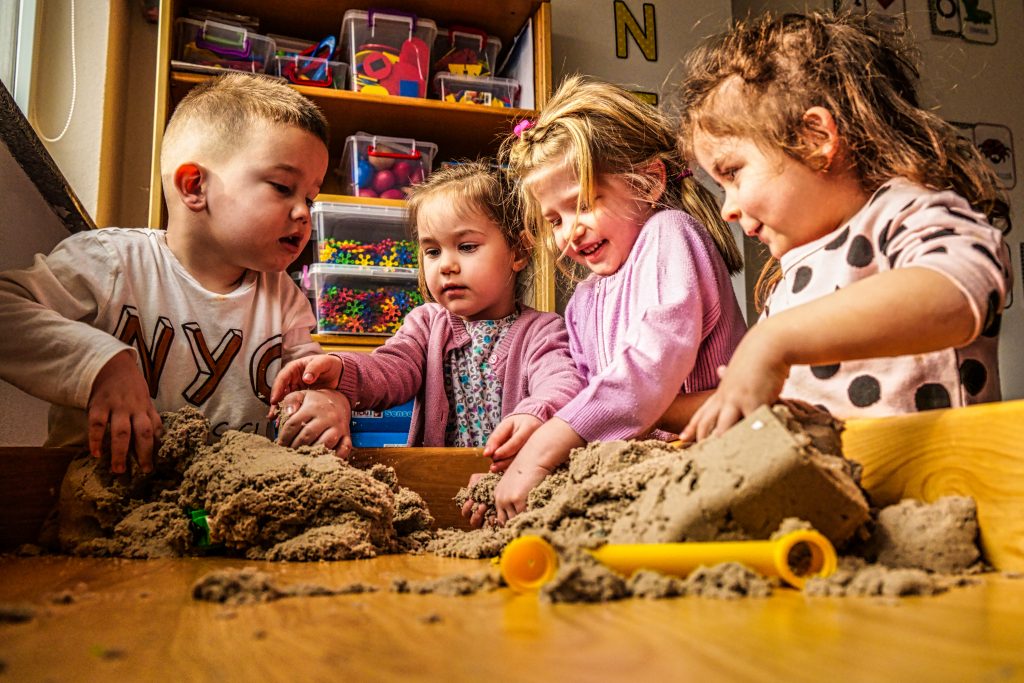 Zusammenarbeit mit Sozialwerken 26 26 Fuer kurze Zeit vergessen die Kinder ihr trauriges Schicksal beim spielen im Gastkindergarten 1024x683 1