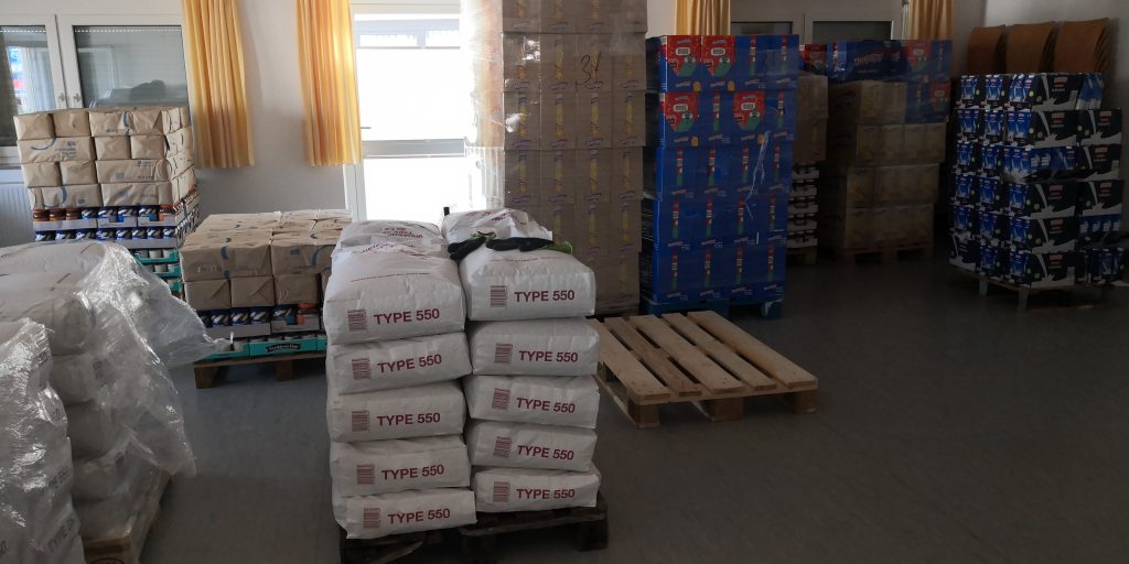 Zusammenarbeit mit Sozialwerken 4 3 Tonnenweise eingekaufte Lebensmittel warten auf den Abtransport 1024x512 1