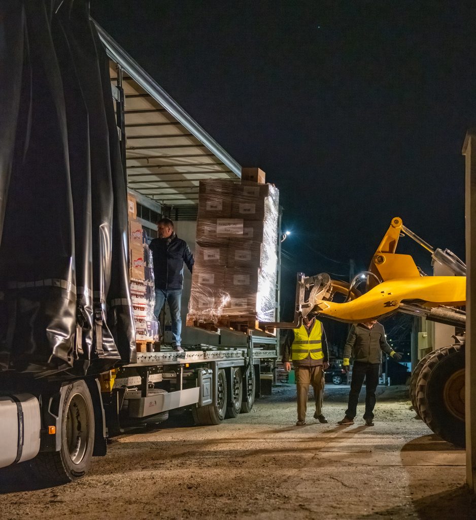 Zusammenarbeit mit Sozialwerken 5 4 Abladen bei unserer Partnermission in Suceava 938x1024 1