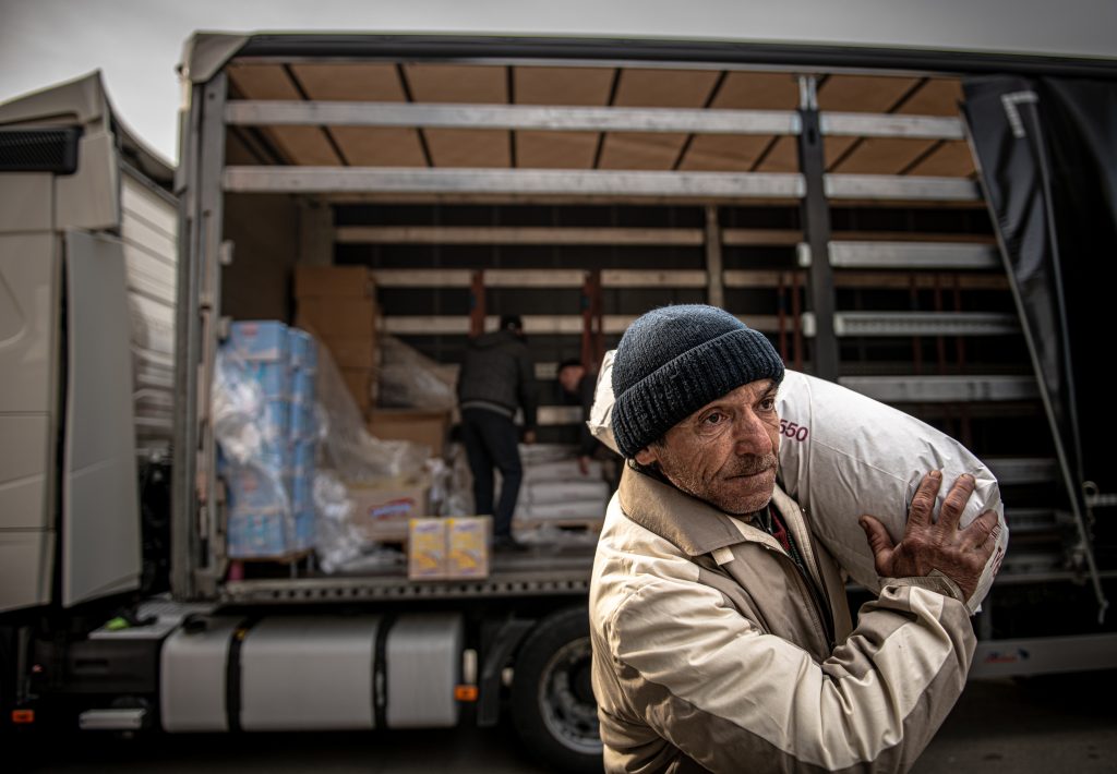 Zusammenarbeit mit Sozialwerken 6 5 Abladen bei Sozialstation in Pascani 1024x710 1