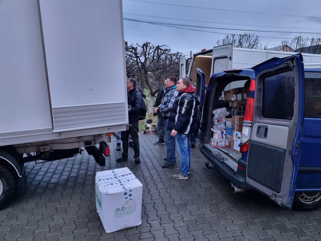 Zusammenarbeit mit Sozialwerken 10 9 Unzaehlige Kleinbusse stehen bereit um unsere Hilflieferungen in die Ukraine zu fahren 1024x768 1