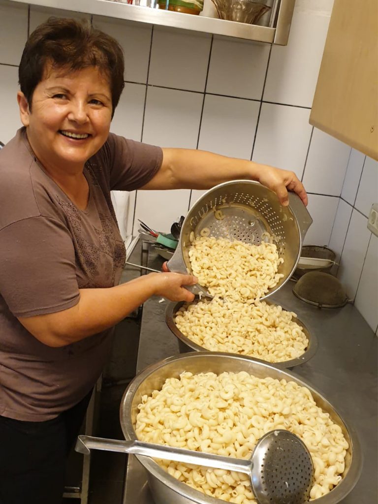 Zusammenarbeit mit Sozialwerken 55 Hoffnung Sozialwerken2 768x1024 1